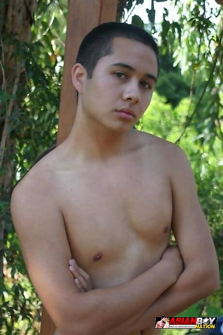 東洋の体格の良い早川雪絵が裸のポーズをとり、外で熱いお尻を見せる