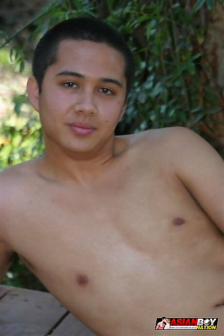 東洋の体格の良い早川雪絵が裸のポーズをとり、外で熱いお尻を見せる