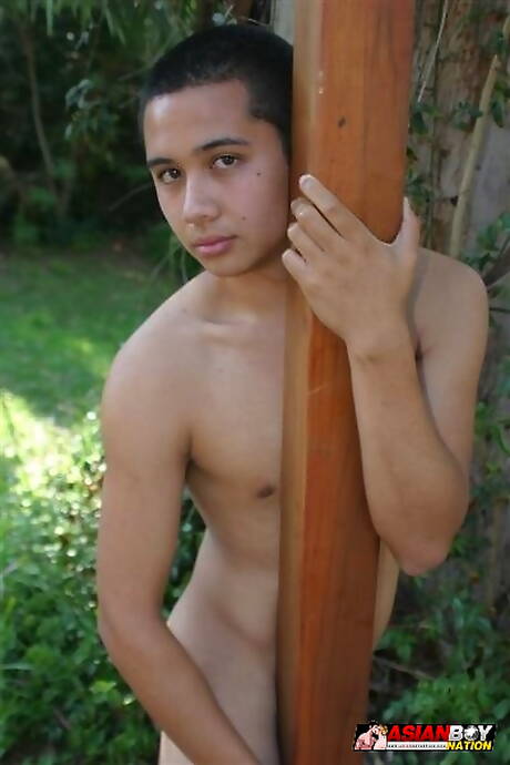 東洋の体格の良い早川雪絵が裸のポーズをとり、外で熱いお尻を見せる