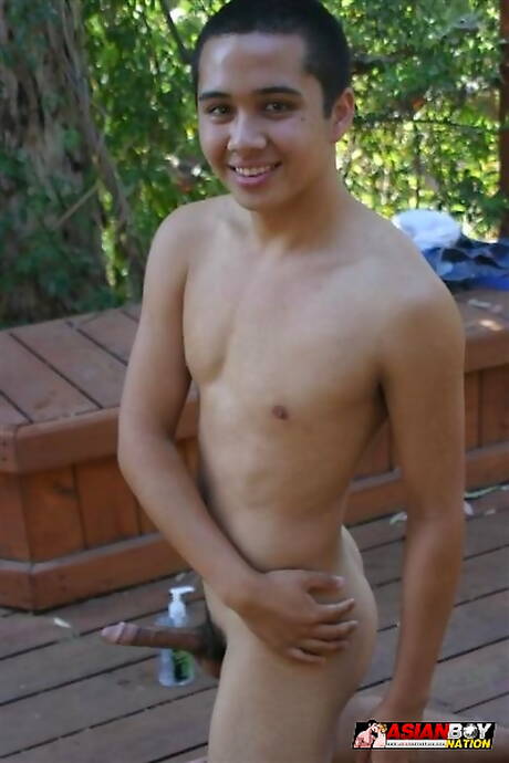 東洋の体格の良い早川雪絵が裸のポーズをとり、外で熱いお尻を見せる