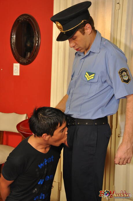 El musculoso estadounidense Andrés Moreno y el joven Gastón tienen sexo anal