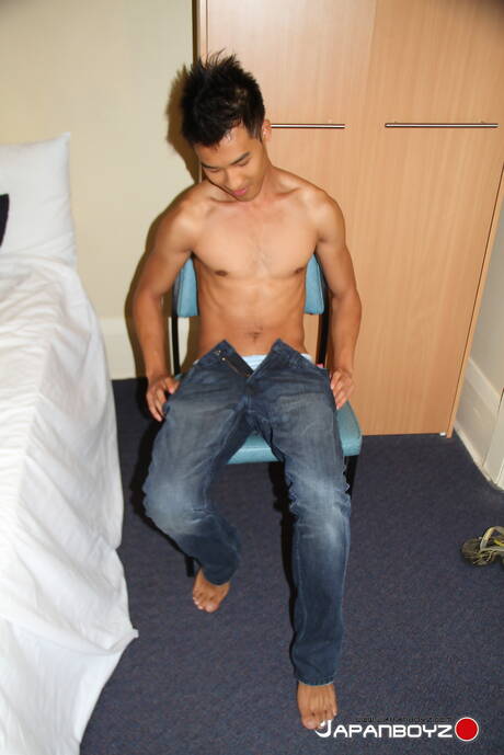 Orientalischer Schönling Julien Raw hat Vergnügen im Badezimmer