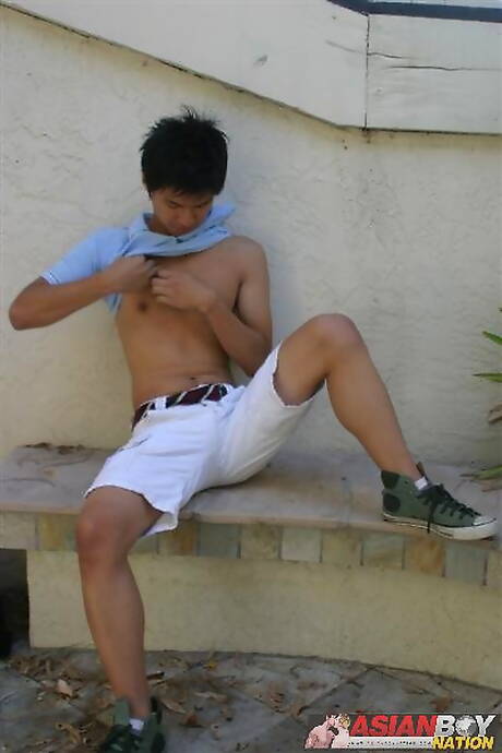 亞洲帥哥 Seiji Moriya 在戶外挑逗他的雞巴