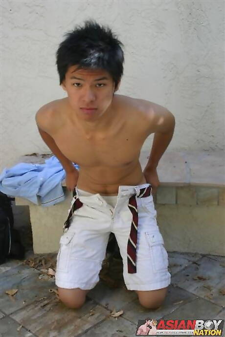 亞洲帥哥 Seiji Moriya 在戶外挑逗他的雞巴