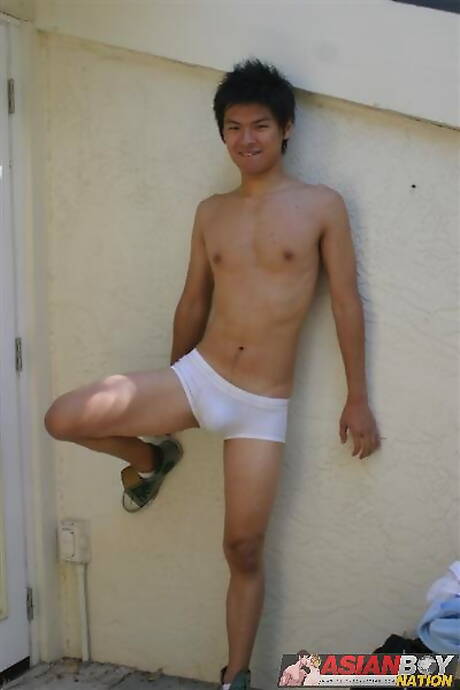 亞洲帥哥 Seiji Moriya 在戶外挑逗他的雞巴