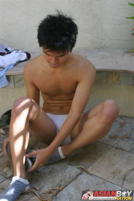 亞洲帥哥 Seiji Moriya 在戶外挑逗他的雞巴