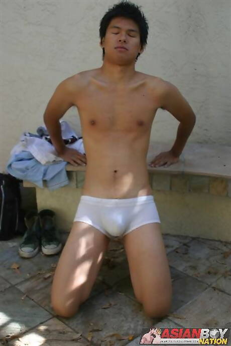 亞洲帥哥 Seiji Moriya 在戶外挑逗他的雞巴