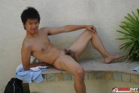 亞洲帥哥 Seiji Moriya 在戶外挑逗他的雞巴