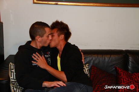 Die hübsche Asiatin Julien Raw wird nach dem Saugen in den Arsch gefickt