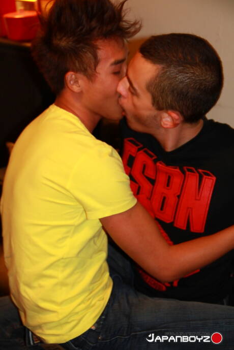 Die hübsche Asiatin Julien Raw wird nach dem Saugen in den Arsch gefickt