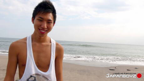 Der heiße asiatische Twink Leo Ota posiert nackt nach einem Spaziergang am Strand