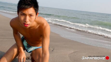 Der heiße asiatische Twink Leo Ota posiert nackt nach einem Spaziergang am Strand