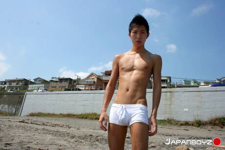 Der heiße asiatische Twink Leo Ota posiert nackt nach einem Spaziergang am Strand