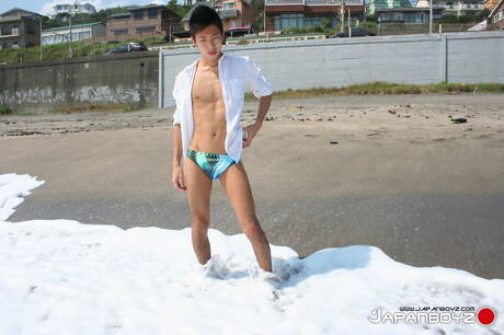 Der heiße asiatische Twink Leo Ota posiert nackt nach einem Spaziergang am Strand
