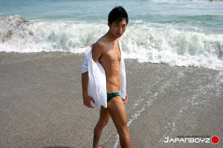 Der heiße asiatische Twink Leo Ota posiert nackt nach einem Spaziergang am Strand