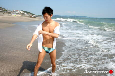 Der heiße asiatische Twink Leo Ota posiert nackt nach einem Spaziergang am Strand