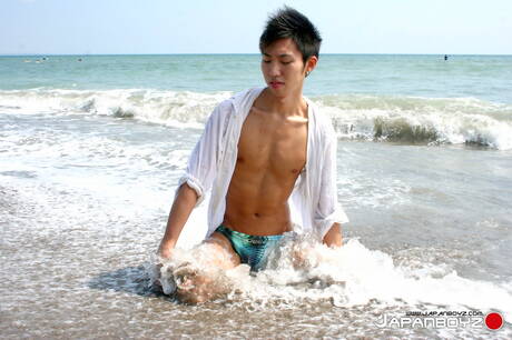 Der heiße asiatische Twink Leo Ota posiert nackt nach einem Spaziergang am Strand