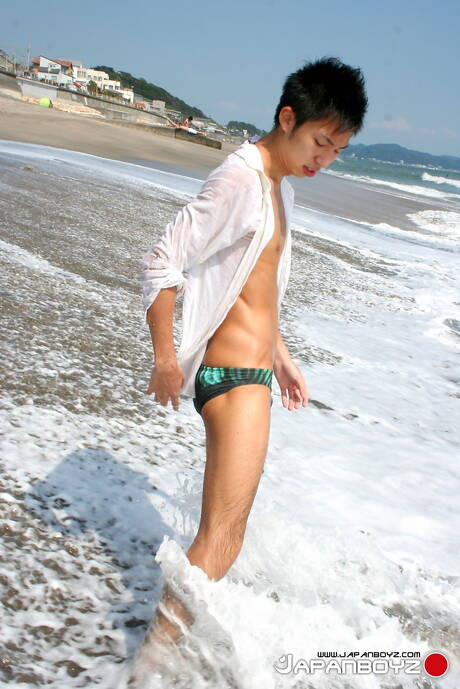 Asian hot twink Leo Ota posing nude after ocean beach walking