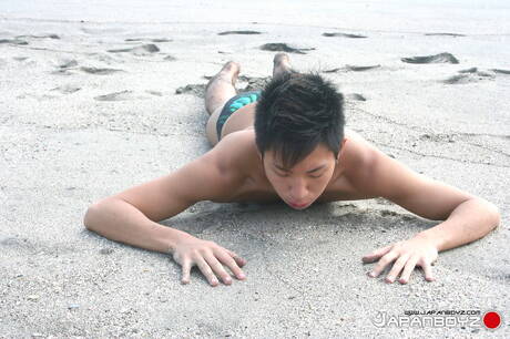 Der heiße asiatische Twink Leo Ota posiert nackt nach einem Spaziergang am Strand