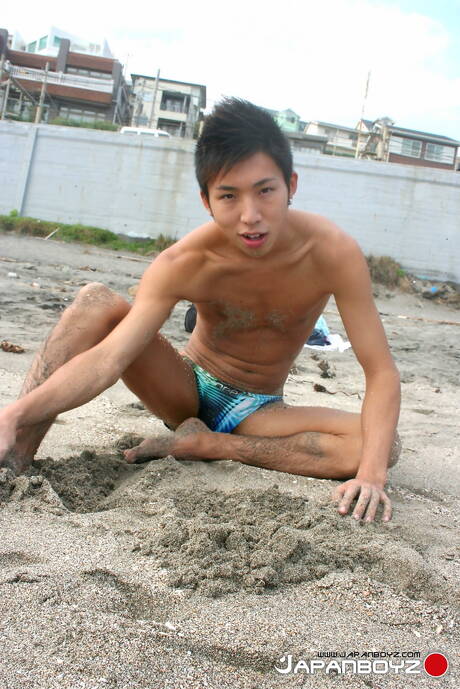 Der heiße asiatische Twink Leo Ota posiert nackt nach einem Spaziergang am Strand