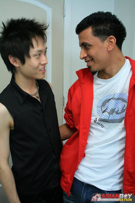 El joven J. Park y el guapo Nathaniel Rodríguez tienen un buen sexo oral