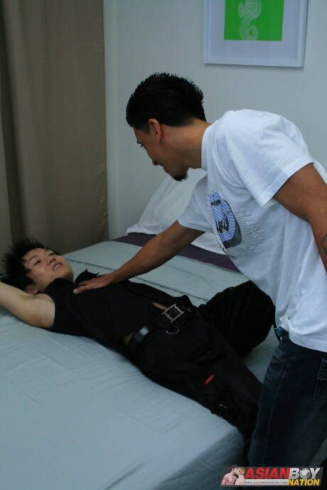 El joven J. Park y el guapo Nathaniel Rodríguez tienen un buen sexo oral