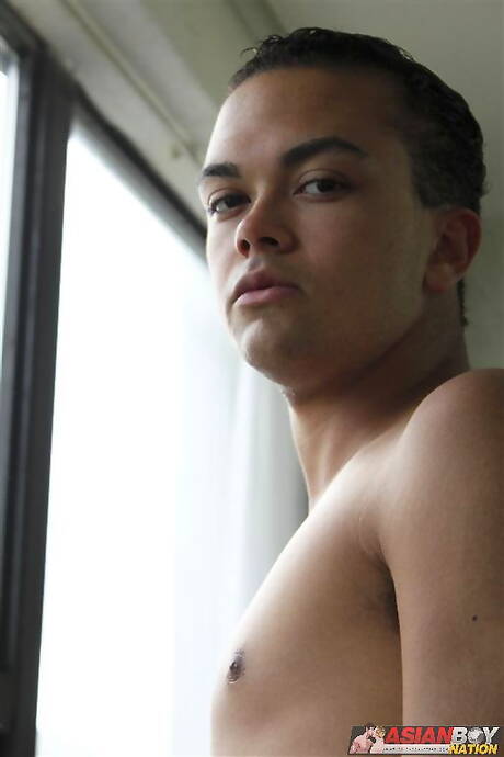 Twardziel James Aaron pozuje nago