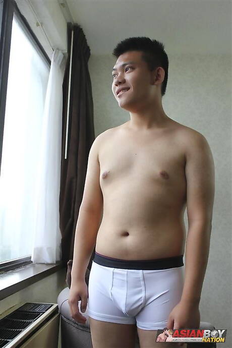 Orientalny przystojniak Eddie Vodka masturbuje się swoim kutasem