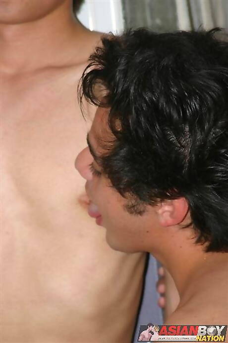 El duro David Chan y el semental Valentino Rudolf tienen un buen sexo anal