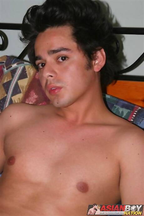 El duro David Chan y el semental Valentino Rudolf tienen un buen sexo anal