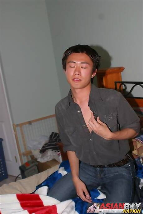 El joven asiático David Chan posando desnudo