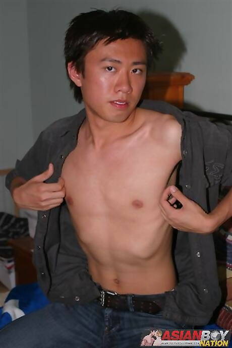 El joven asiático David Chan posando desnudo