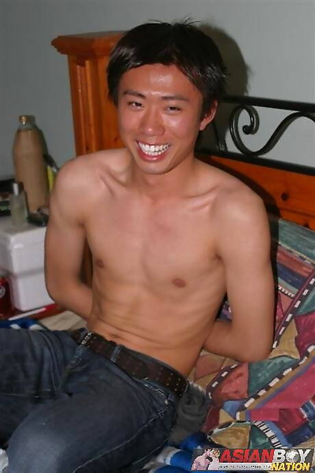El joven asiático David Chan posando desnudo