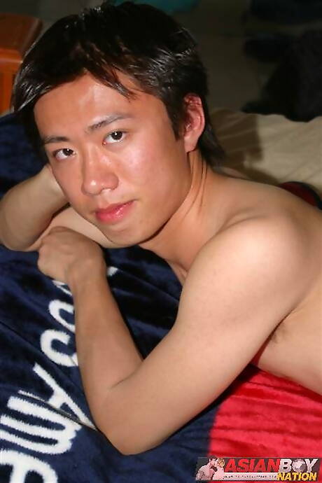 El joven asiático David Chan posando desnudo