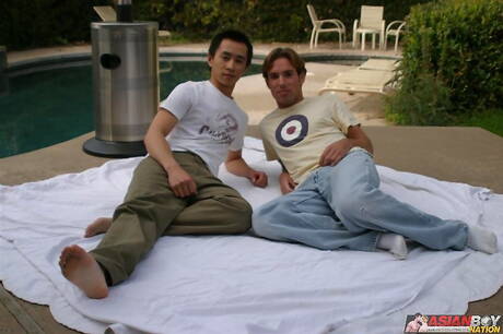 El musculoso Keith Ledger y el rudo Brian Toyoda se follan mutuamente en el baño