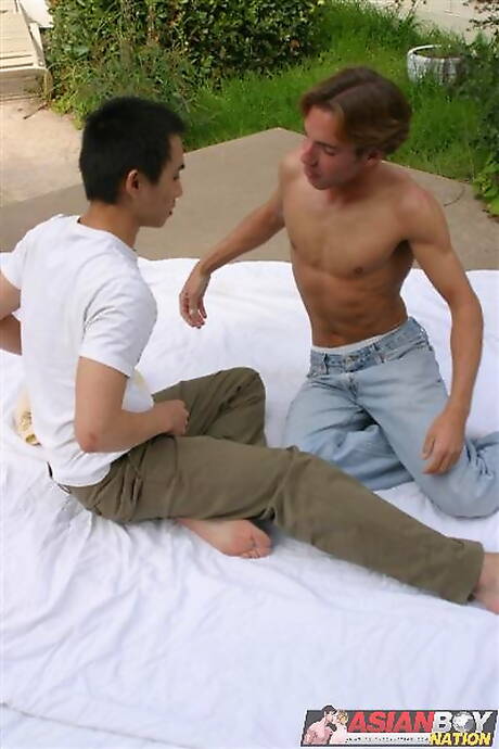 El musculoso Keith Ledger y el rudo Brian Toyoda se follan mutuamente en el baño