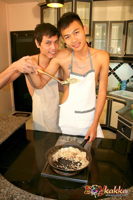 Asian Gay Network: Il bellissimo ragazzo orientale Yai e il bel ragazzo Od Bumlung si scopano dopo aver succhiato il cazzo in cucina