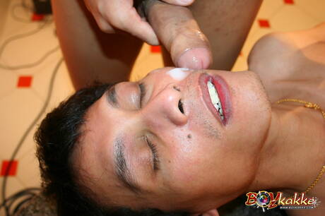 El hermoso chico oriental Yai y el lindo chico Od Bumlung follan después de chupar la polla en la cocina