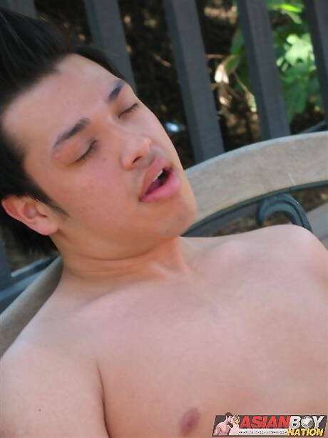 Orientalny ogier Dale Yee masturbuje się na zewnątrz