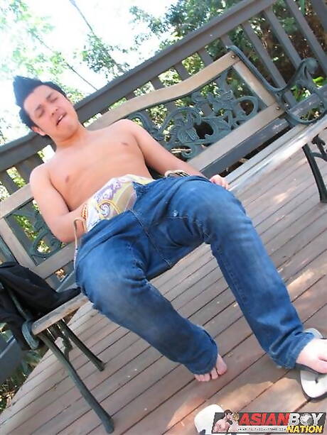 Orientalny ogier Dale Yee masturbuje się na zewnątrz