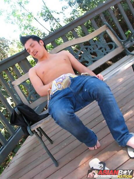 Orientalny ogier Dale Yee masturbuje się na zewnątrz