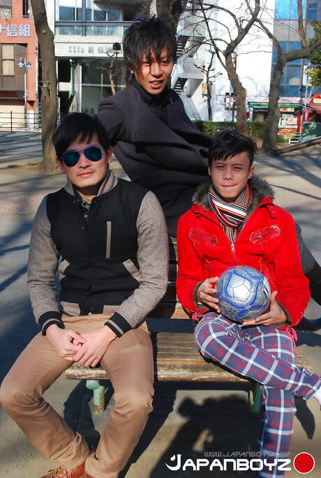 Los chicos cachondos Yura, Abe y Khan en un duro trío sexual al aire libre