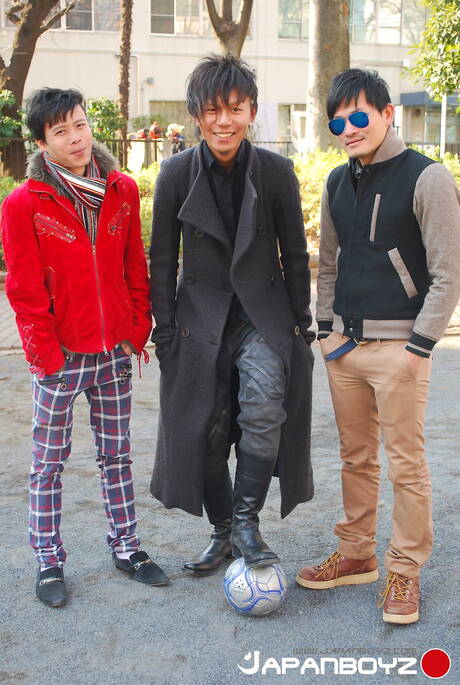 Los chicos cachondos Yura, Abe y Khan en un duro trío sexual al aire libre