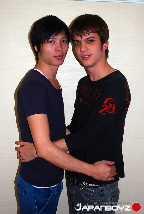 Twink Khan y el guapo Shosei tienen un buen sexo oral