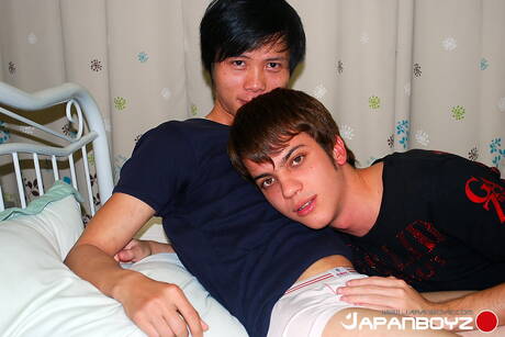 Twink Khan y el guapo Shosei tienen un buen sexo oral