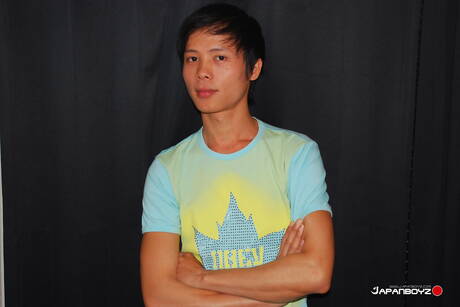 Orientalischer Junge Khan wichst in der Dusche