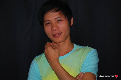 Orientalischer Junge Khan wichst in der Dusche