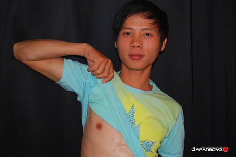 Orientalischer Junge Khan wichst in der Dusche