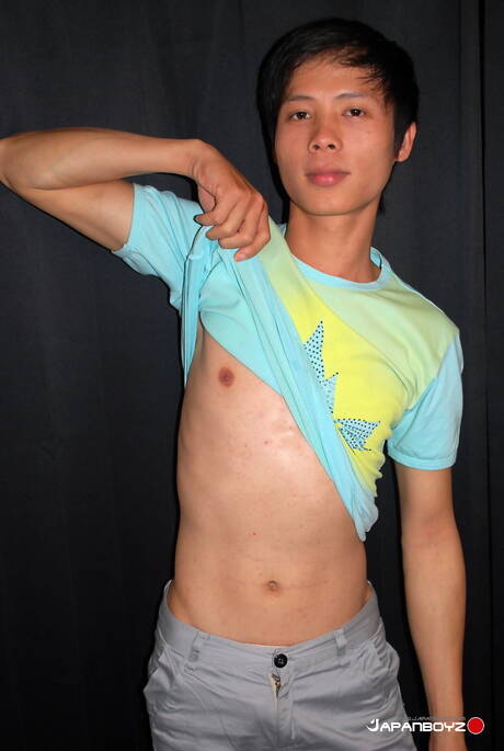 Orientalischer Junge Khan wichst in der Dusche