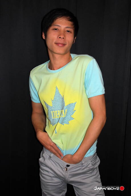 Orientalischer Junge Khan wichst in der Dusche